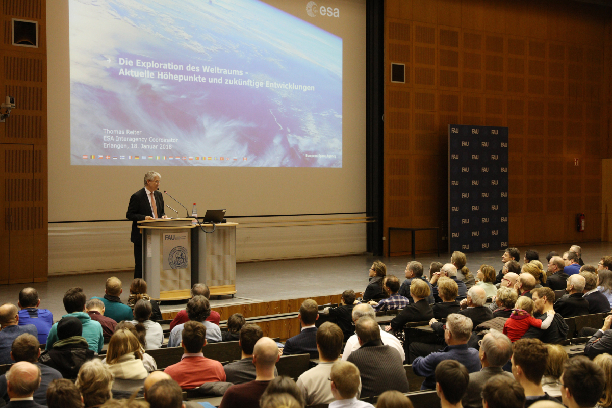 Im Rahmen des Jubiläumssymposiums "Future of Research - Research of Future" sprach der ehemalige Astronaut Thomas Reiter über „Die Exploration des Weltraums – Aktuelle Höhepunkte und zukünftige Entwicklungen“ und warf dabei einen Blick auf die Zukunft der astronautischen und robotischen Raumfahrt und die allgemeinen ESA-Trends. Das Symposium eröffnete das Jubiläumsjahr der FAU. Sie wird im Jahr 2018 275 Jahre alt. (Bild: FAU/Kurt Fuchs)