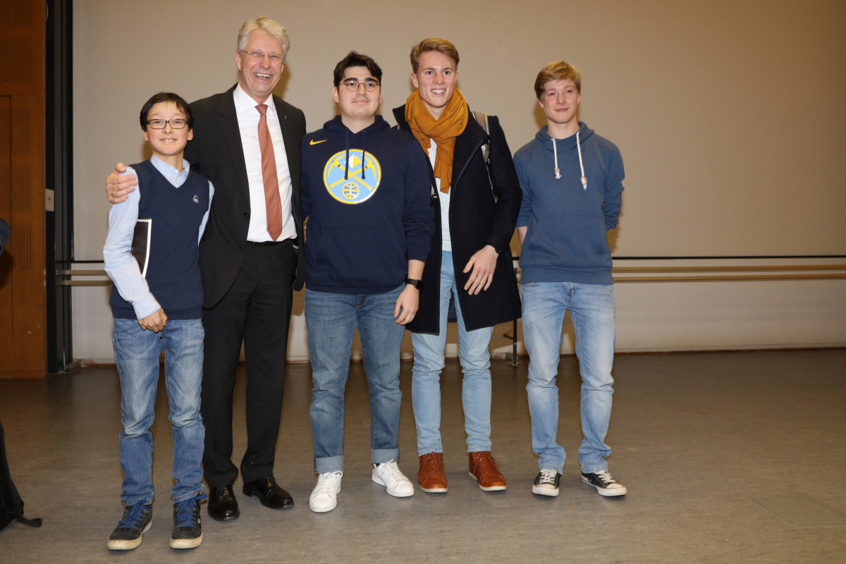 Im Rahmen des Jubiläumssymposiums "Future of Research - Research of Future" sprach der ehemalige Astronaut Thomas Reiter über „Die Exploration des Weltraums – Aktuelle Höhepunkte und zukünftige Entwicklungen“ und warf dabei einen Blick auf die Zukunft der astronautischen und robotischen Raumfahrt und die allgemeinen ESA-Trends. Das Symposium eröffnete das Jubiläumsjahr der FAU. Sie wird im Jahr 2018 275 Jahre alt. (Bild: FAU/Kurt Fuchs)