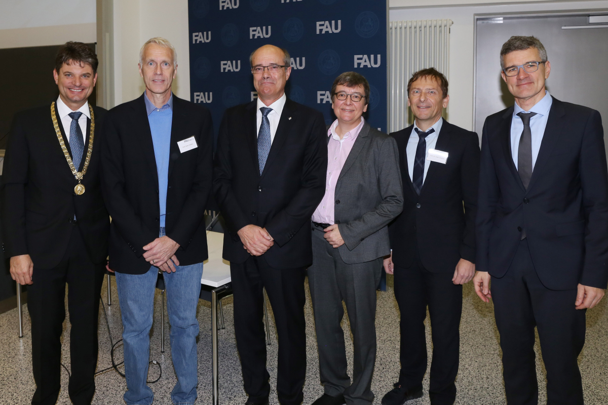 Im Jahr 2018 wird die FAU 275 Jahre alt. Ihr Jubiläumsjahr beginnt die Universität mit einem wissenschaftlichen Symposium zum Thema „Future of Research – Research of the Future“. Der Fokus ist fachübergreifend: FAU-Forscherinnen und Forscher aller Disziplinen werden gemeinsam mit internationalen Kollegen einen Blick in die Zukunft der Forschung werfen. Im Bild (v.l.n.r.): FAU-Präsident Prof. Dr. Joachim Hornegger, Chemie-Nobelpreisträger und Keynote-Speaker Prof. Brian Kobilka, M.D. von der Stanford University, FAU-Vizepräsidenten Prof. Dr. Günter Leugering und Prof. Dr. Kathrin Möslein, Keynote-Speaker Prof. Dr. Peter Gmeiner, Lehrstuhl für Pharmazeutische Chemie an der FAU, und FAU-Vizepräsident Prof. Dr. Friedrich Paulsen. (Bild: FAU/Kurt Fuchs)