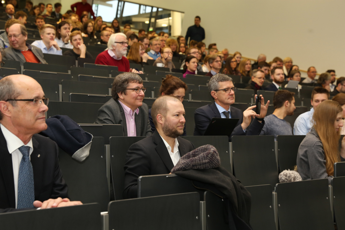 Im Jahr 2018 wird die FAU 275 Jahre alt. Ihr Jubiläumsjahr beginnt die Universität mit einem wissenschaftlichen Symposium zum Thema „Future of Research – Research of the Future“. Der Fokus ist fachübergreifend: FAU-Forscherinnen und Forscher aller Disziplinen werden gemeinsam mit internationalen Kollegen einen Blick in die Zukunft der Forschung werfen. (Bild: FAU/Kurt Fuchs)