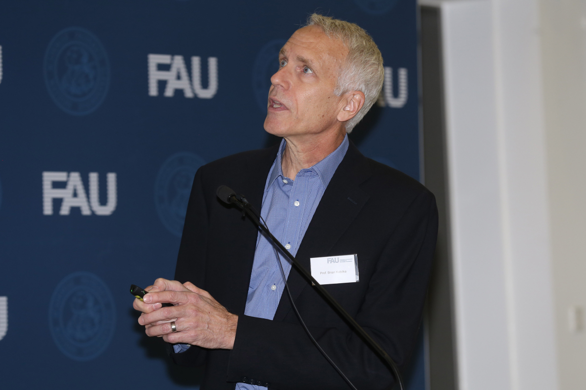 Im Jahr 2018 wird die FAU 275 Jahre alt. Ihr Jubiläumsjahr beginnt die Universität mit einem wissenschaftlichen Symposium zum Thema „Future of Research – Research of the Future“. Der Fokus ist fachübergreifend: FAU-Forscherinnen und Forscher aller Disziplinen werden gemeinsam mit internationalen Kollegen einen Blick in die Zukunft der Forschung werfen. Als Keynote-Speaker stellt Chemie-Nobelpreisträger Prof. Brian Kobilka, M.D. von der Stanford University seine Forschung zu G-Protein-gekoppelten Rezeptoren vor. (Bild: FAU/Kurt Fuchs)