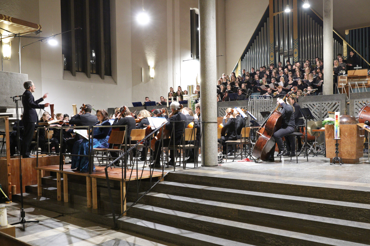 Anlässlich des 275. Jubiläums der FAU hat der Fürther Komponist und FAU-Alumnus Uwe Strübing die Festkantate „Wahrheit und Liebe“ geschaffen. Das von Universitätsmusikdirektor Prof. Dr. Konrad Klek zusammengestellte Libretto verbindet das biblische „Hohelied der Liebe“ (1. Korinther 13) mit Gedichten von Friedrich Rückert und Matthias Claudius. Es mahnt auf subtile Art die Wissenschaft zur Demut. Die Uraufführung mit Universitätsorchester, Universitätschor sowie Solistinnen und Solisten der FAU fand zum Abschluss des Eröffnungssymposiums „Future of Research – Research of the Future“ in der St. Matthäus Kirche im Rahmen eines festlichen Konzerts statt. (Bild: FAU/Kurt Fuchs)