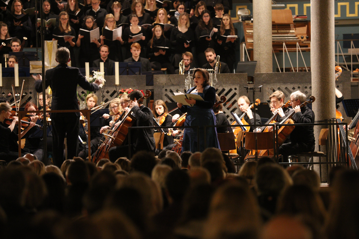 Anlässlich des 275. Jubiläums der FAU hat der Fürther Komponist und FAU-Alumnus Uwe Strübing die Festkantate „Wahrheit und Liebe“ geschaffen. Das von Universitätsmusikdirektor Prof. Dr. Konrad Klek zusammengestellte Libretto verbindet das biblische „Hohelied der Liebe“ (1. Korinther 13) mit Gedichten von Friedrich Rückert und Matthias Claudius. Es mahnt auf subtile Art die Wissenschaft zur Demut. Die Uraufführung mit Universitätsorchester, Universitätschor sowie Solistinnen und Solisten der FAU fand zum Abschluss des Eröffnungssymposiums „Future of Research – Research of the Future“ in der St. Matthäus Kirche im Rahmen eines festlichen Konzerts statt. (Bild: FAU/Kurt Fuchs)