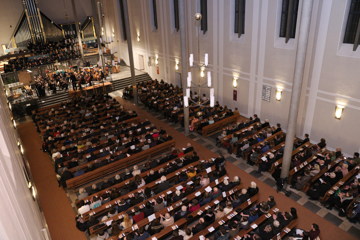 Anlässlich des 275. Jubiläums der FAU hat der Fürther Komponist und FAU-Alumnus Uwe Strübing die Festkantate „Wahrheit und Liebe“ geschaffen. Das von Universitätsmusikdirektor Prof. Dr. Konrad Klek zusammengestellte Libretto verbindet das biblische „Hohelied der Liebe“ (1. Korinther 13) mit Gedichten von Friedrich Rückert und Matthias Claudius. Es mahnt auf subtile Art die Wissenschaft zur Demut. Die Uraufführung mit Universitätsorchester, Universitätschor sowie Solistinnen und Solisten der FAU fand zum Abschluss des Eröffnungssymposiums „Future of Research – Research of the Future“ in der St. Matthäus Kirche im Rahmen eines festlichen Konzerts statt. (Bild: FAU/Kurt Fuchs)