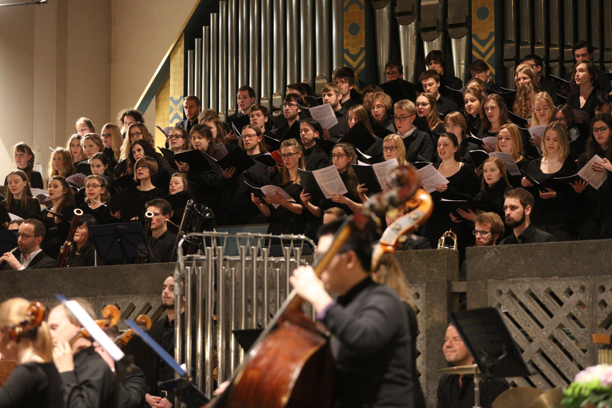 Anlässlich des 275. Jubiläums der FAU hat der Fürther Komponist und FAU-Alumnus Uwe Strübing die Festkantate „Wahrheit und Liebe“ geschaffen. Das von Universitätsmusikdirektor Prof. Dr. Konrad Klek zusammengestellte Libretto verbindet das biblische „Hohelied der Liebe“ (1. Korinther 13) mit Gedichten von Friedrich Rückert und Matthias Claudius. Es mahnt auf subtile Art die Wissenschaft zur Demut. Die Uraufführung mit Universitätsorchester, Universitätschor sowie Solistinnen und Solisten der FAU fand zum Abschluss des Eröffnungssymposiums „Future of Research – Research of the Future“ in der St. Matthäus Kirche im Rahmen eines festlichen Konzerts statt. (Bild: FAU/Kurt Fuchs)