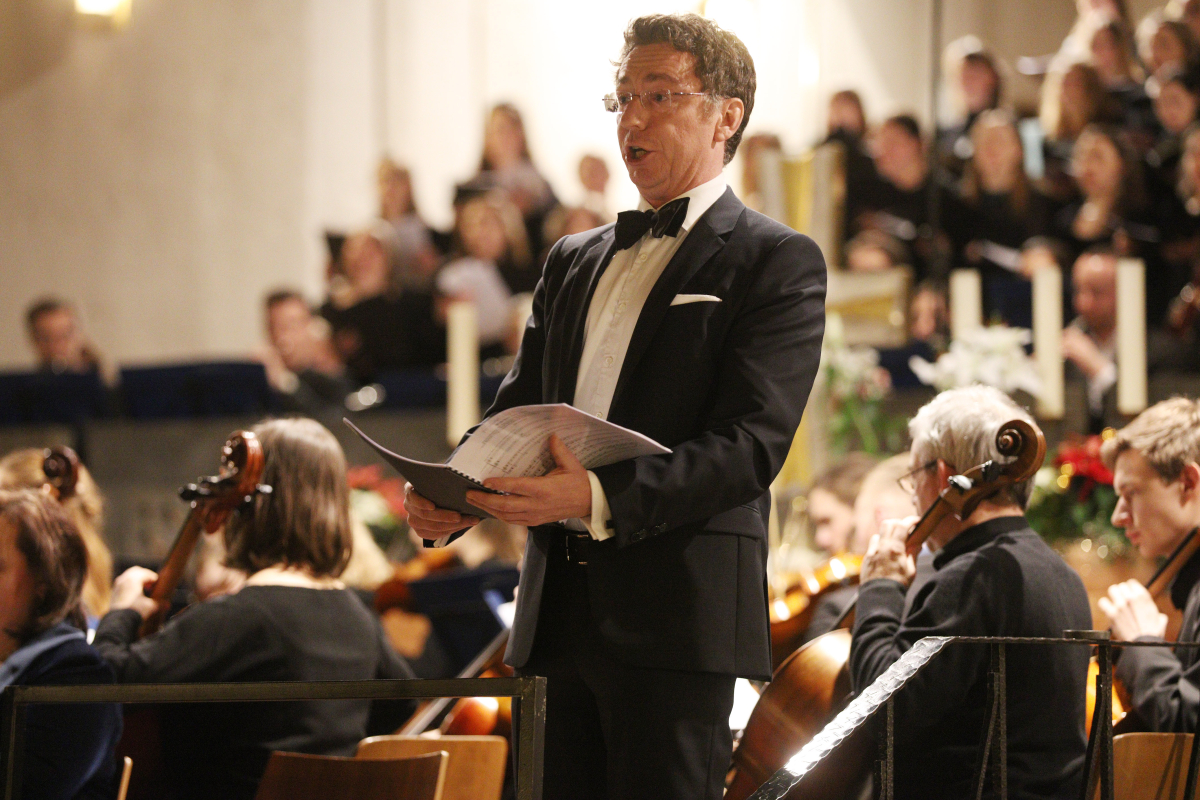 Anlässlich des 275. Jubiläums der FAU hat der Fürther Komponist und FAU-Alumnus Uwe Strübing die Festkantate „Wahrheit und Liebe“ geschaffen. Das von Universitätsmusikdirektor Prof. Dr. Konrad Klek zusammengestellte Libretto verbindet das biblische „Hohelied der Liebe“ (1. Korinther 13) mit Gedichten von Friedrich Rückert und Matthias Claudius. Es mahnt auf subtile Art die Wissenschaft zur Demut. Die Uraufführung mit Universitätsorchester, Universitätschor sowie Solistinnen und Solisten der FAU fand zum Abschluss des Eröffnungssymposiums „Future of Research – Research of the Future“ in der St. Matthäus Kirche im Rahmen eines festlichen Konzerts statt. (Bild: FAU/Kurt Fuchs)