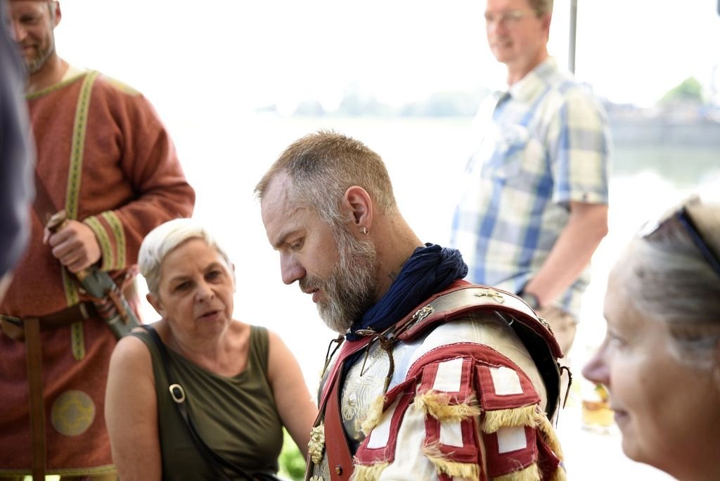 Mann in Roemerverkleidung und Publikum