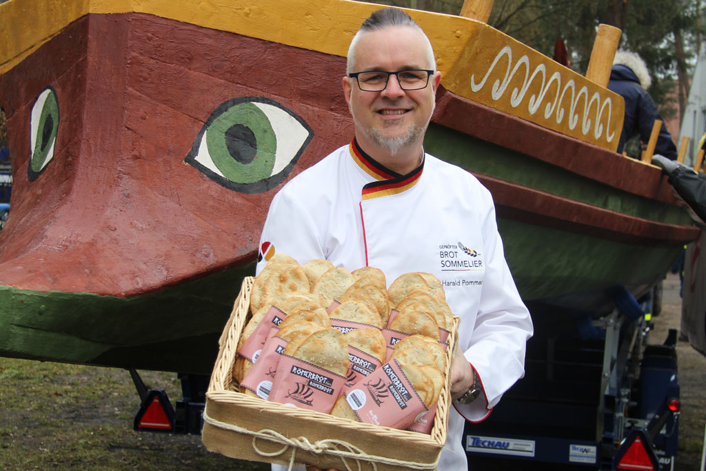 Brot-Sommelier Harald Pommer mit einem Korb voll Römerbrot
