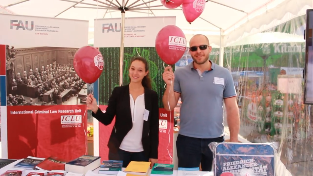 Mitarbeiter des Standes "Recht und Unrecht" mit Luftballons